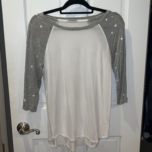 BRAND NEW 3/4 sleeve gray and white shirt with stars. In perfect condition.